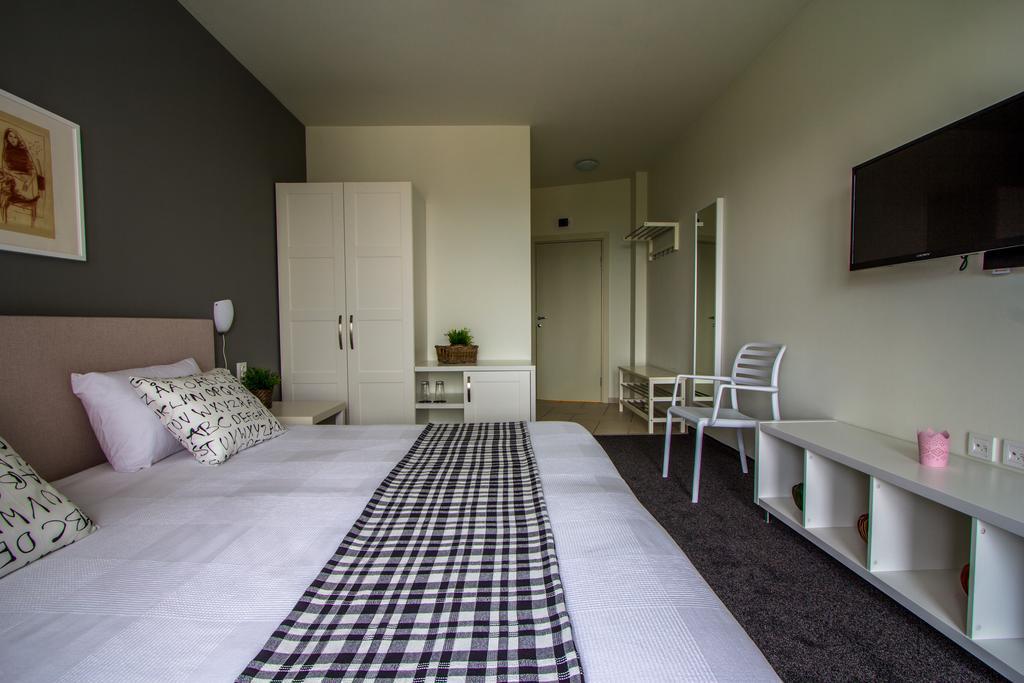 Family Hotel Friends Villa Enchets Habitación foto